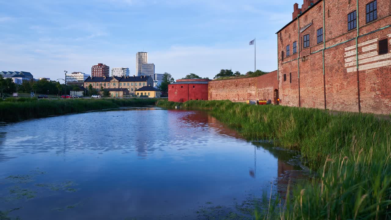 timelapse de verano del castillo de malmo con el horizonte moderno de las ciudades en el fondo