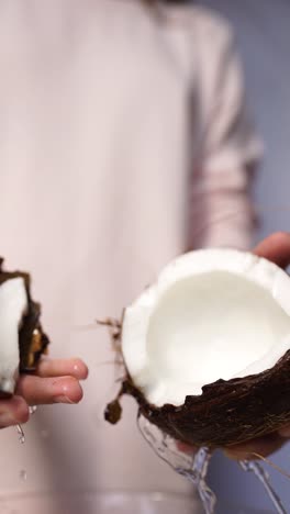 abriendo un coco