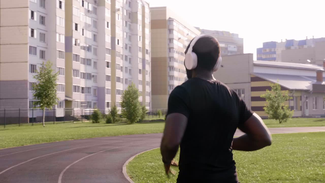 트랙에서 달리는 남자