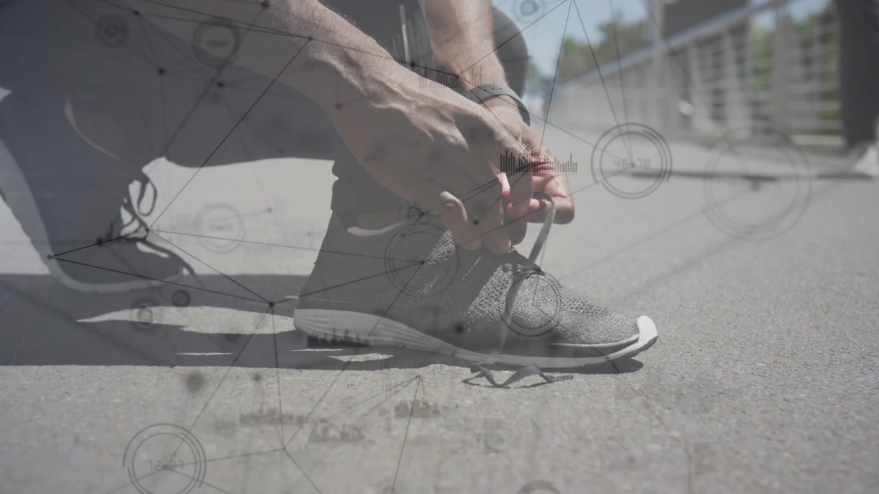 Video verticale: Uomo che si accovaccia sul sentiero, mano che raggiunge i lacci, sovrapposizione che sale, che allaccia la scarpa per il fitness.