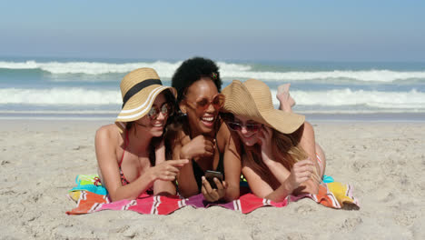 de jeunes amies qui s'amusent sur la plage.