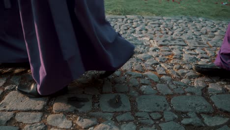 Procesiones-De-Hombres-En-Túnicas-Largas-Moradas-En-Semana-Santa-En-Antigua,-Guatemala