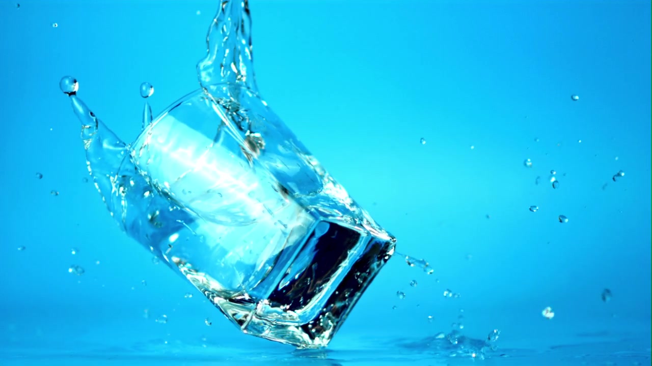 Bicchiere d'acqua che cade e schizza al rallentatore.