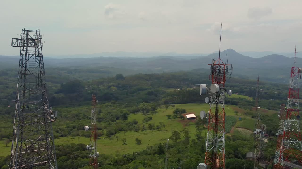 antenas de comunicación en la parte superior de la colina naturaleza drone aéreo circular
