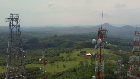 Antenas-De-Comunicación-En-La-Cima-De-La-Colina-Naturaleza-Aérea-Drone-Circular