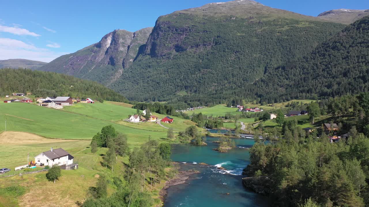 fondo del lago loenvatnet con río glacial comenzando a fluir valle lodalen dowm - antena en movimiento hacia adelante