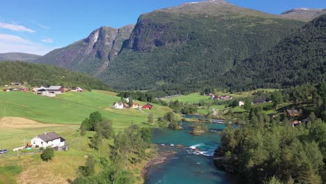 Seegrund-Loenvatnet-Mit-Gletscherfluss,-Der-Beginnt,-Ins-Lodalen-Tal-Zu-Fließen---Sich-Vorwärts-Bewegende-Luftaufnahme