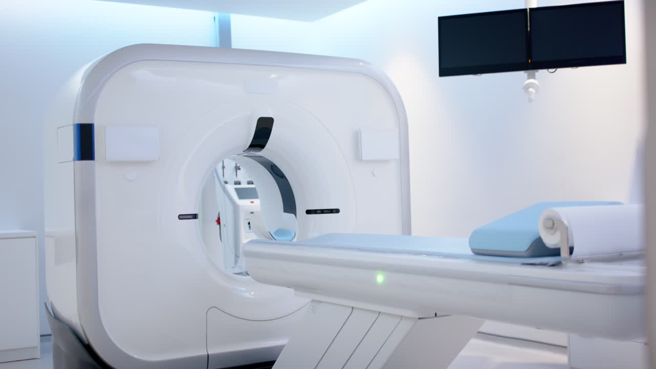 Scansione in corso. Il portale TC sta facendo avanzare il lettino motorizzato del paziente nel foro per l'imaging