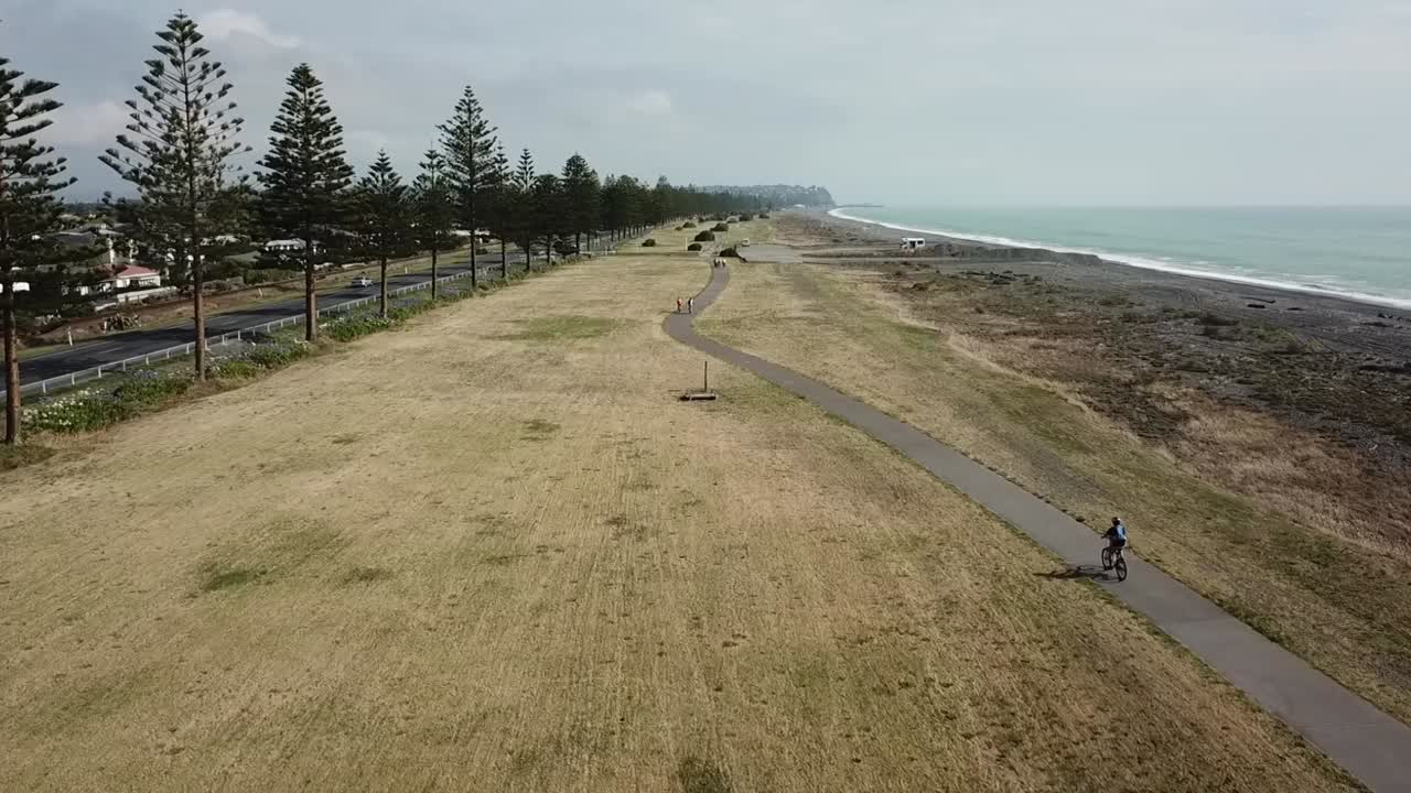 뉴질랜드 네이피어의 자전거 트랙에서 자전거를 타는 사람을 추적하는 공중 촬영