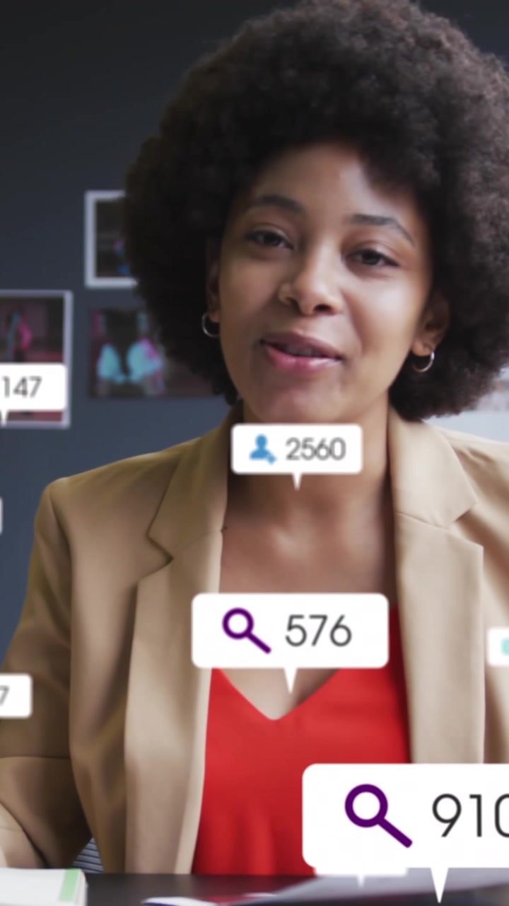 Animation der Social-Media-Datenverarbeitung über einer Geschäftsfrau im Videoanruf.