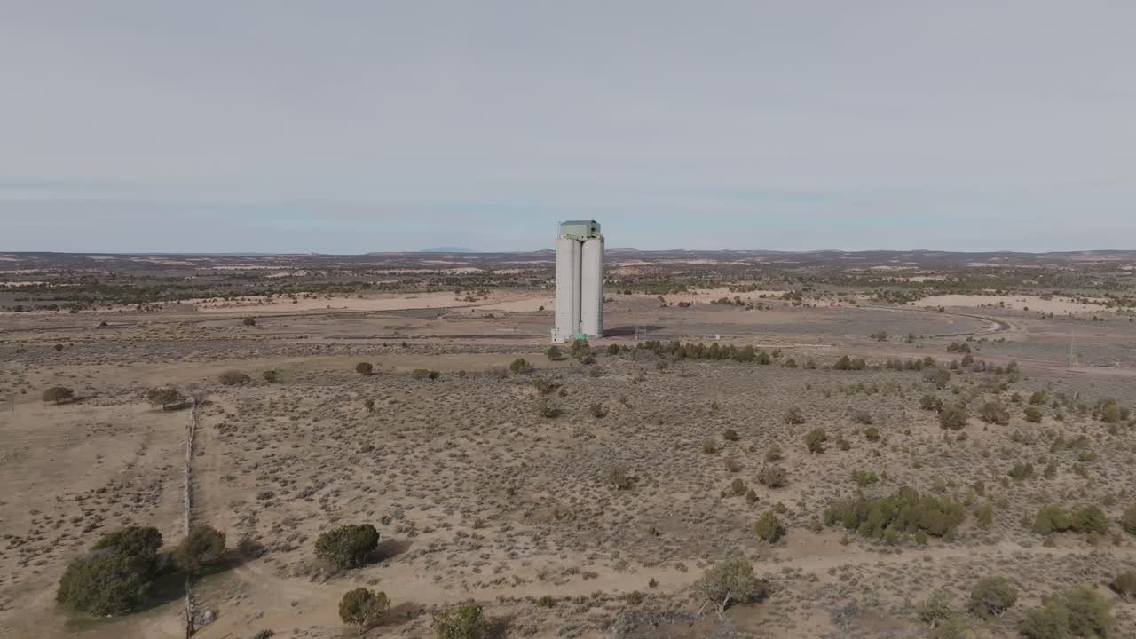 Flygbilder med drönare som rör sig framåt över kolgruvekomplexet Black Mesa nära Kayenta i norra Arizona. Industriell energiinfrastruktur belägen på Navajo Nation-mark i sydvästra USA