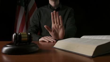 juez que examina los documentos legales