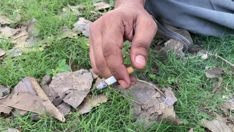 hombre fumando un cigarrillo al aire libre primer plano