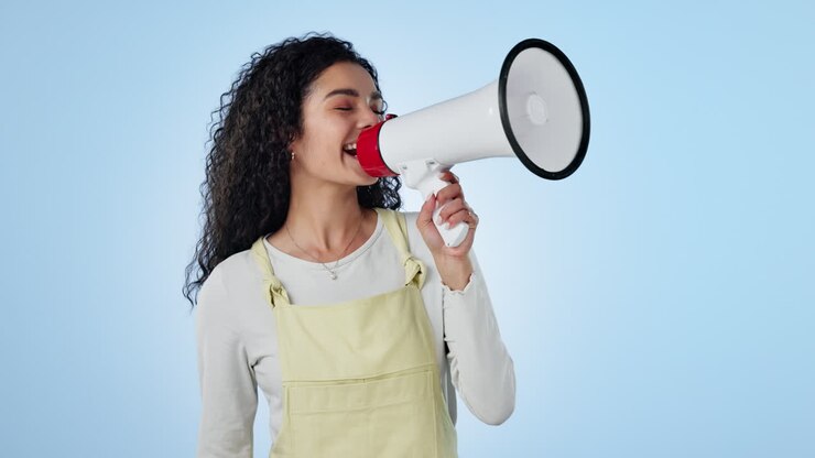 Donna, megafono e voce per un annuncio