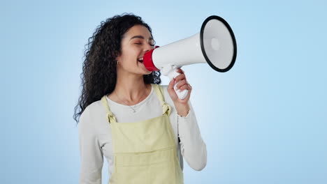 mujer, megáfono y voz para el anuncio