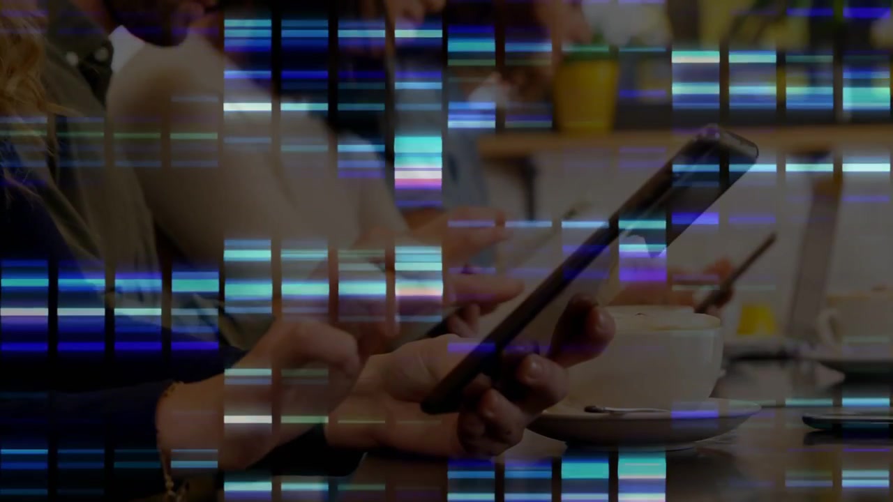 Un team tecnico tocca e inclina i dispositivi per lavorare mentre la telecamera zooma, mostrando barre di glitch che mascherano i volti.
