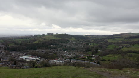 Una-Vista-Del-Pueblo-De-Bollington-En-El-Distrito-De-Los-Picos-En-Inglaterra-Desde-La-Cima-De-Una-Colina-Con-Colinas-En-La-Distancia