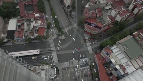 vista aérea del tráfico de la intersección de la calle en el día moderno de la ciudad de méxico