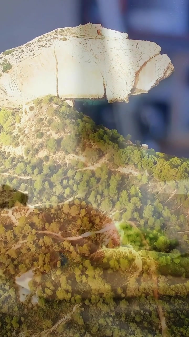 Video verticale: Sovrapposizione aerea che si sposta tramite il bagliore della fotocamera, rivelando pane e verdure per pubblicità di cibo