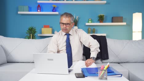 Home-office-worker-man-gives-motivational-speech.