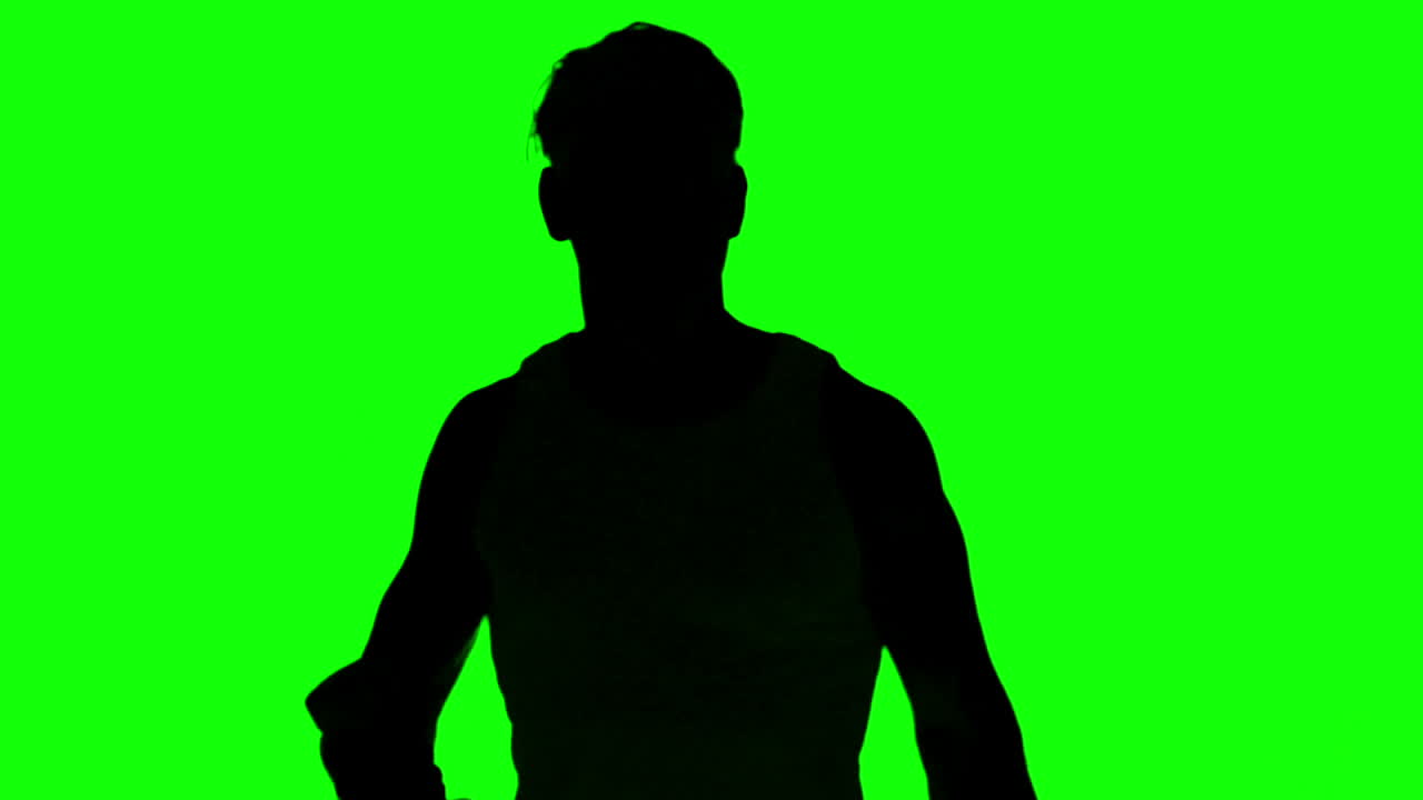 silueta de un hombre levantando pesas en la pantalla verde