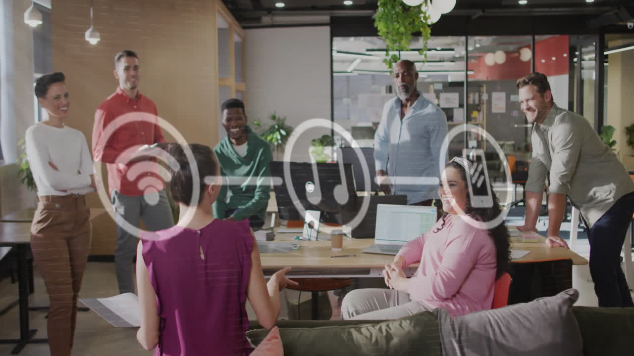 animación de iconos de los medios sobre diversas personas de negocios discutiendo el trabajo