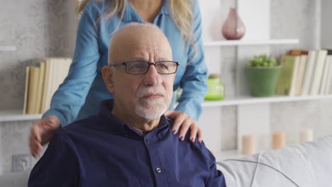 la mujer abraza a su triste marido y le da moral.