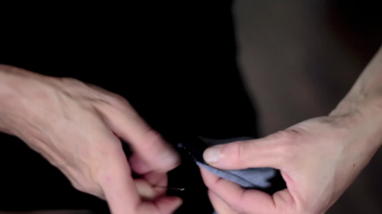 trabajador de fábrica cosiendo tela con aguja e hilo metrajes