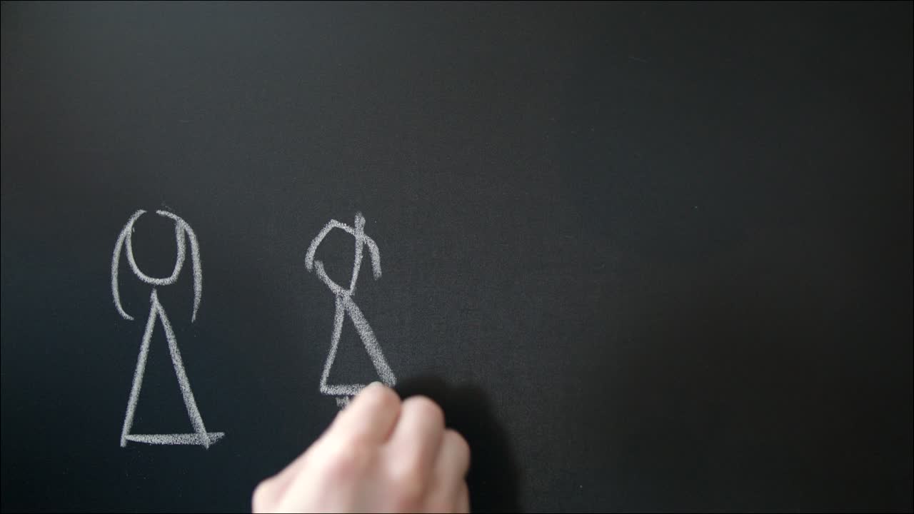 칠판에 세 개의 스틱 그림 가족 개념