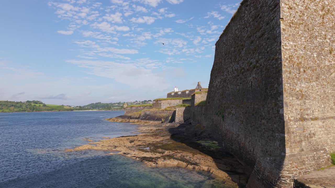 Massive stenmure fra det 17. århundredes Charles Fort i Kinsale, County Cork, Irland