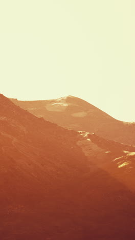 pico de la montaña al atardecer