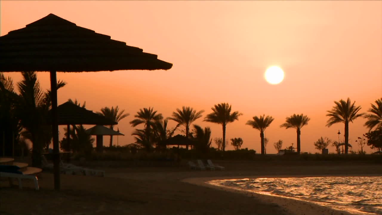 toma de lapso de tiempo de la puesta de sol sobre el hotel resort del desierto