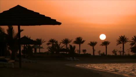 Toma-De-Lapso-De-Tiempo-De-Atardecer-Sobre-El-Hotel-Resort-Del-Desierto