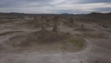 drone volando hacia atrás, revelando un campamento en los pináculos de trona en california, un lugar para muchas películas y comerciales