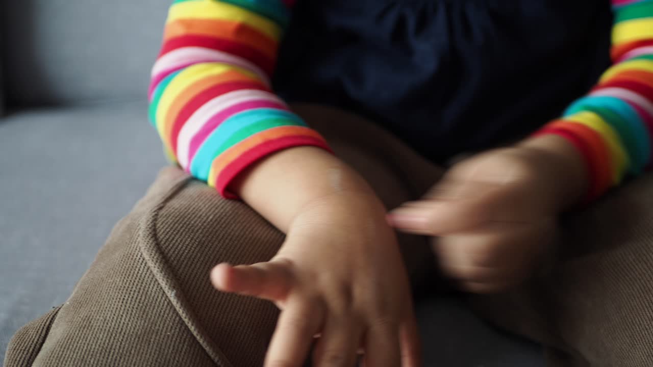 Bambina con prurito alla pelle sulla mano