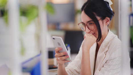 una mujer sonriente y satisfecha usa un teléfono inteligente.