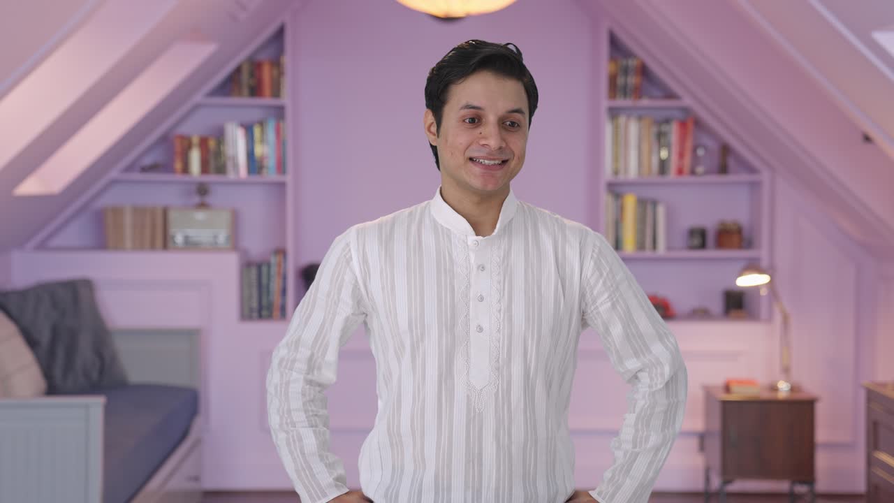 Uomo indiano felice che si sente rilassato