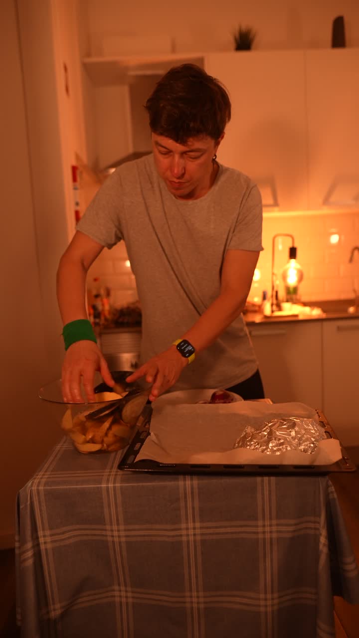 человек, готовящий картофель дома