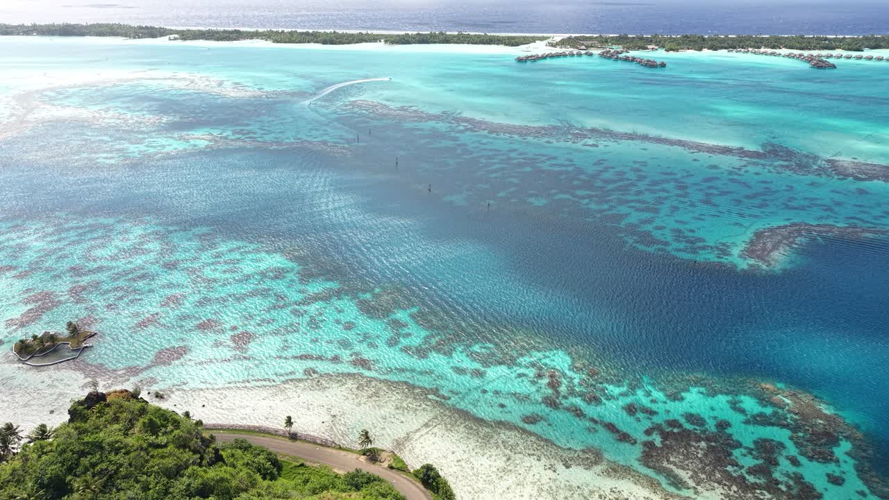 Bora Bora Ø, Fransk Polynesien. Afslørende droneoptagelse af lagune og luksusresort på en Motu