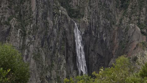 Hand-held-shot-of-Wollomombi-Falls,-Oxley-Wild-Rivers-National-Park,-New-South-Wales,-Australia