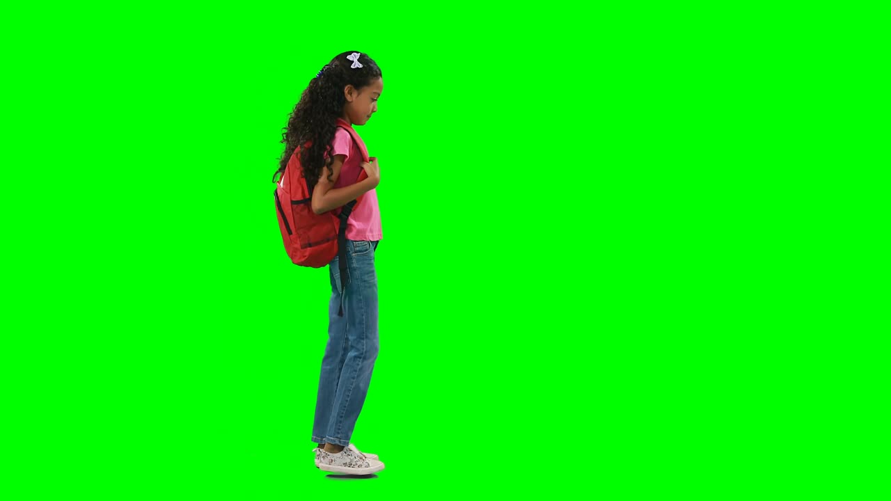 chica con bolsa de escuela de pie contra un fondo verde 4k