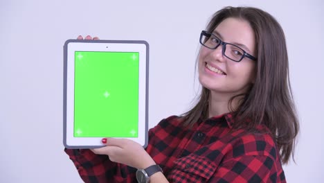 feliz joven hermosa mujer hipster con tableta digital