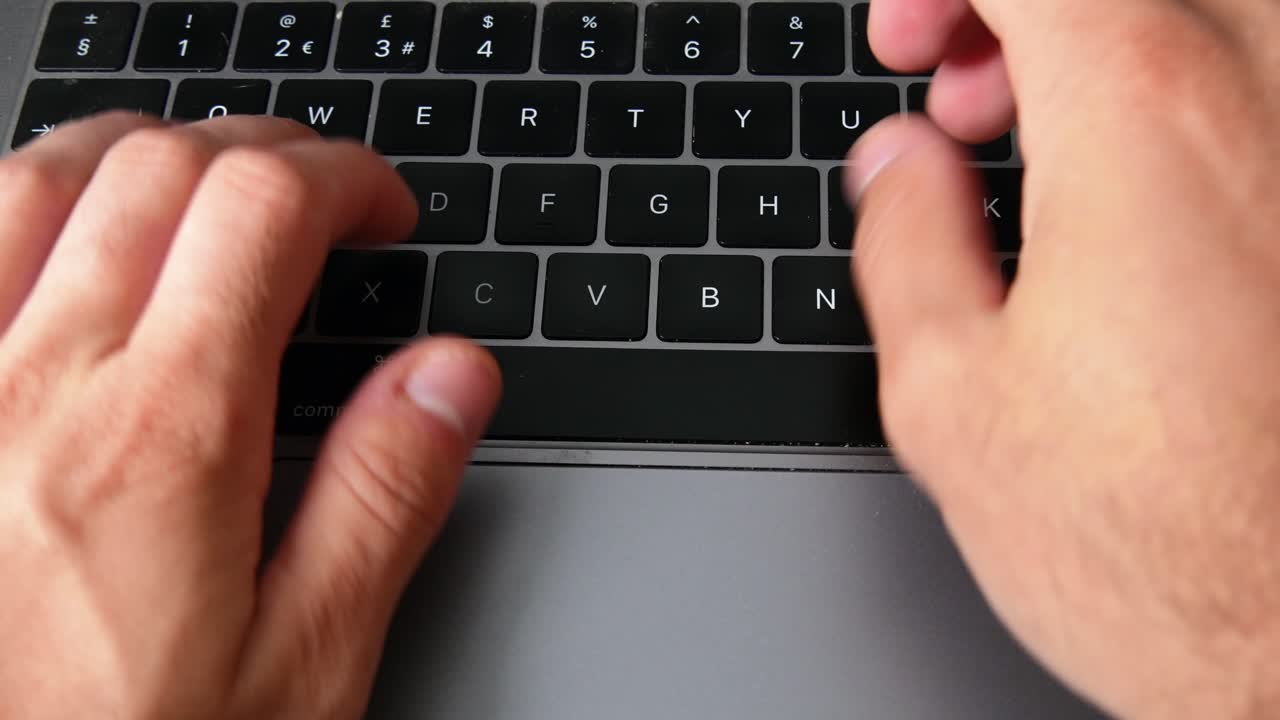 타이핑, 이메일 작성, 맥북 프로의 홈 오피스에서 집에서 일하는 사람의 클로즈업 샷