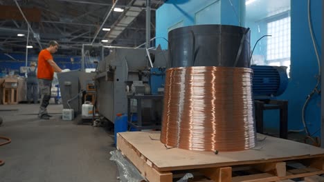 bobina de alambre de cobre en una instalación de fabricación