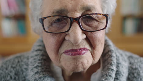 Close-Up-Retrato-De-Una-Hermosa-Anciana-Mirando-Pensativo-Contemplativo-A-La-Cámara-Con-Gafas