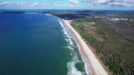 Playa-Y-Arroyo-North-Permanil-En-Byron-Bay,-Nueva-Gales-Del-Sur,-Australia