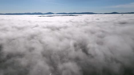 Manto-De-Nubes-Cerca-De-Wilkesboro-Nc,-Carolina-Del-Norte