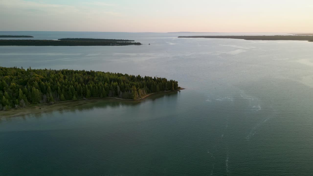 descida aérea da península de marquette island hora dourada água plana, lago huron, ilhas les cheneaux, hessel