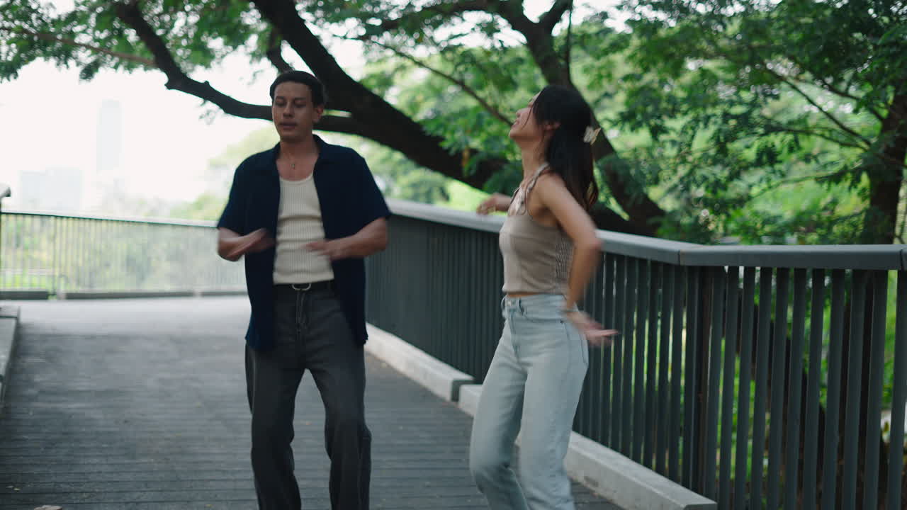公園 で 踊る 夫婦