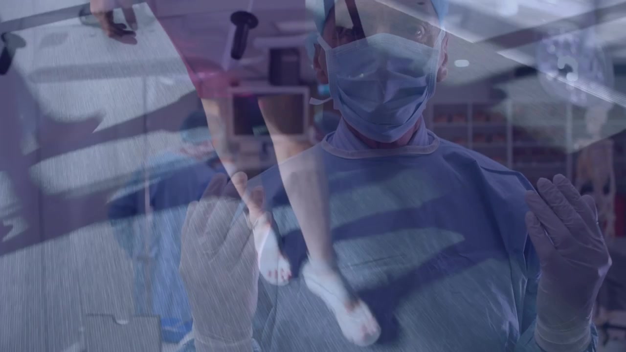 Animazione di elaborazione dati medici sul volto di una dentista caucasica con mascherina.